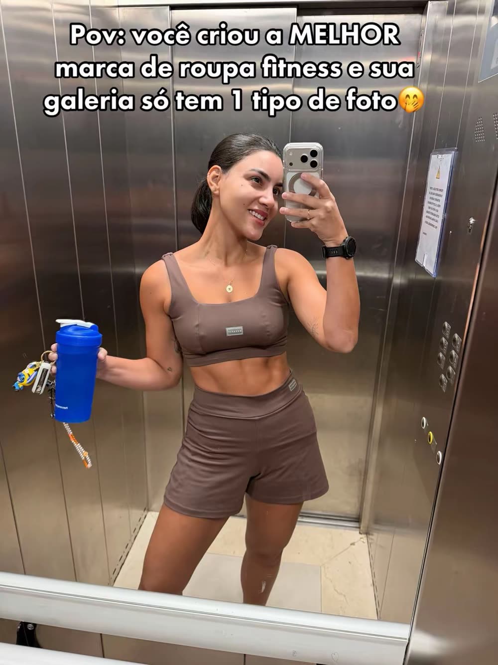 Cliente com conjunto chocolate da Havafit no elevador
